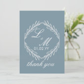 Invitation Mariage écriture monogramme branche bleu poussiére (Debout devant)