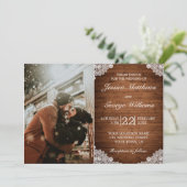 Invitation Mariage en bois rustique et dentelle blanche Invit (Debout devant)