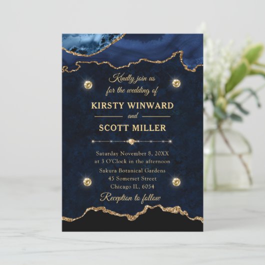 Invitation Mariage en marbre d'agate bleu marine et doré pail (Debout devant)
