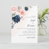 Invitation Mariage floral bleu marine moderne et rose pâle (Debout devant)