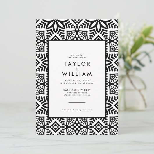 Invitation Mariage floral noir blanc moderne (Debout devant)