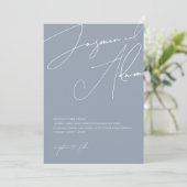 Invitation Mariage Minimal Typographie Script Bleu Poussiéreu (Debout devant)