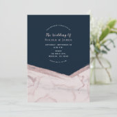 Invitation Mariage Moderne Chic en Marbre Bleu Foncé et Rose (Debout devant)