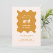 Invitation Mariage Moderne Ocre Doré | Vague Moutarde + Code (Debout devant)