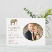 Invitation Mariage photo au monogramme doré (Debout devant)