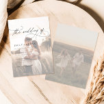 Invitation Mariage photo Boho Rustic Overlay<br><div class="desc">Célébrez votre journée spéciale avec notre Faire-part de mariage photo Boho Rustic Overlay. Doté d'une photo d'couple de style boho ornée d'élégantes calligraphies, il est parfait pour un mariage romantique et intemporel. L'aménagement avant et arrière allie modernité et minimalisme avec élégance et chic, idéal pour les mariages en plein air...</div>