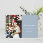 Invitation Mariage photo Dusty Blue And Gold Monogram 2 (Debout devant)