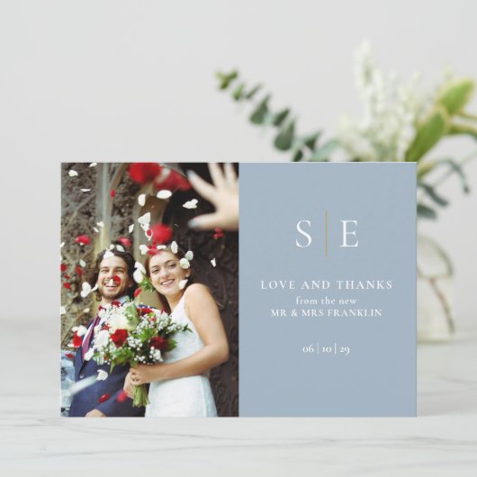 Invitation Mariage photo Dusty Blue And Gold Monogram 2 (Debout devant)