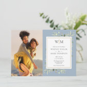 Invitation Mariage photo Dusty Blue Monogram (Debout devant)