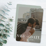 Invitation Mariage photo moderne Lumière Date de sauvegarde<br><div class="desc">Informez vos invités de votre prochaine date mariage avec ces cartes modernes Save the Date avec une photo verticale à fond saigné, une typographie moderne et un dos coloré dans un vert sauge clair. Toutes les couleurs peuvent être modifiées pour correspondre à votre style et à votre thème mariage, vous...</div>