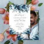 Invitation Mariage photo Rustic Blue Floral Script<br><div class="desc">Cette faire-part de mariage d'aquarelle fleurie romantique et rustique présente une goutte de fleurs, avec un texte d'invitation de style moderne et rustique avec typographie manuscrite. Au fond de l'invitation, vous trouverez votre photo fiançailles préférée, derrière un cadre bleu marine et des fleurs bleues. Copyright Invitations élégants, tous droits réservés....</div>