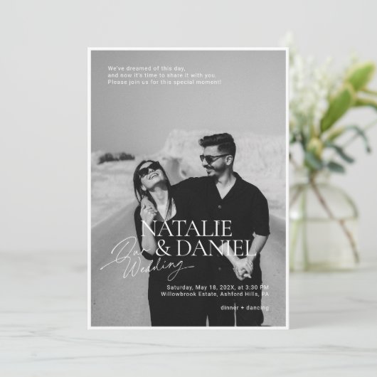 Invitation Mariage photo tout-en-un moderne noir et blanc (Debout devant)