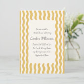 Invitation Mariage rétro jaune moutarde bordure ondulée (Debout devant)