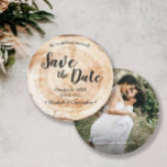 Invitation Mariage rustique Enregistrer la photo de la date W<br><div class="desc">Découvrez notre mariage rustique Save the Date Photo Wood Grain Invitation - un mélange de charme naturel et d'élégance romantique, parfaitement adapté à votre thème mariage rustique. Cette carte ronde unique capte l'essence du grain de bois, imitant les tranches de disque rustiques souvent vues chez de beaux mariages romantiques. 💍...</div>