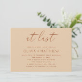 Invitation Mariage Sable Neutre Pêche Chaud | QR Code Moderne (Debout devant)