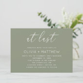 Invitation Mariage Vert Sauge + Code QR | Écriture Minimalist (Debout devant)