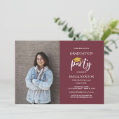 Invitation Maroon et Gold Photo Graduation Party 2023 (Debout devant)