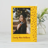 Invitation Maroon Gold Confeti Graduation (Debout devant)