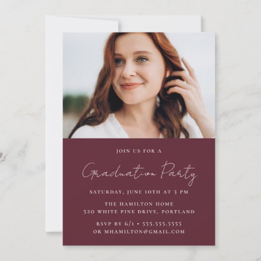 Invitation Maroon manuscrit moderne Script photo Graduation (Dos)