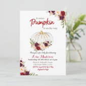 Invitation Marsala Pumpkin arrive pour la baby shower (Debout devant)