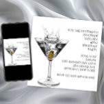 Invitation Martini Glass signifie fête d'anniversaire<br><div class="desc">Invitation moderne à la fête d'anniversaire de l'homme à martini fraîche et fraîche. Cette élégante invitation à la fête martini classe est facilement customisée pour votre événement en ajoutant les détails de votre événement,  le style de police,  la taille et la couleur de police et le libellé.</div>