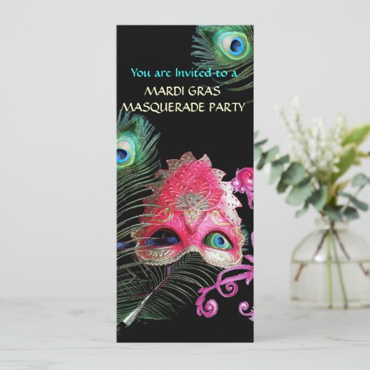 INVITATION MASQUE ROUGE AVEC PEACOCK FEATHERS MASQUERADE PART (Debout devant)
