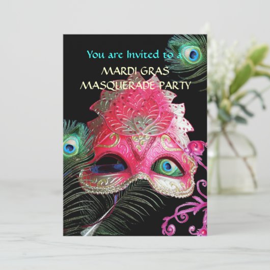 INVITATION MASQUE ROUGE AVEC PEACOCK FEATHERS MASQUERADE PART (Debout devant)