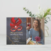 Invitation Masquerade fête d'anniversaire Gold Red Mask Photo (Debout devant)
