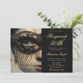 Invitation Masquerade Masque Or Noir Surprise 50e anniversair (Debout devant)