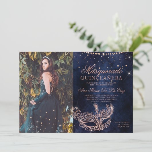 Invitation Masquerade rose or parties scintillant quinceanera (Debout devant)
