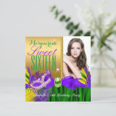 Invitation Masquerade Sweet 16 Purple Green Feather Masque (Debout devant)
