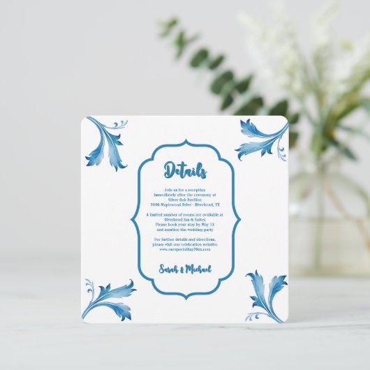 Invitation Mediterranean Blue Floral Tile Monogram (Debout devant)