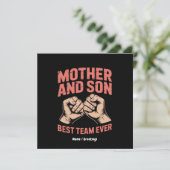 Invitation Meilleure équipe Mère et Fils Joyeux fête des mère (Debout devant)
