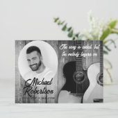 Invitation Mémorial des guitares électriques noires et blanch (Debout devant)