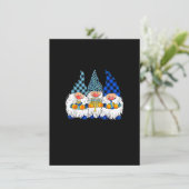 Invitation Menorah juive Trois Gnomes Joyeux Chanukah Gnome H (Debout devant)