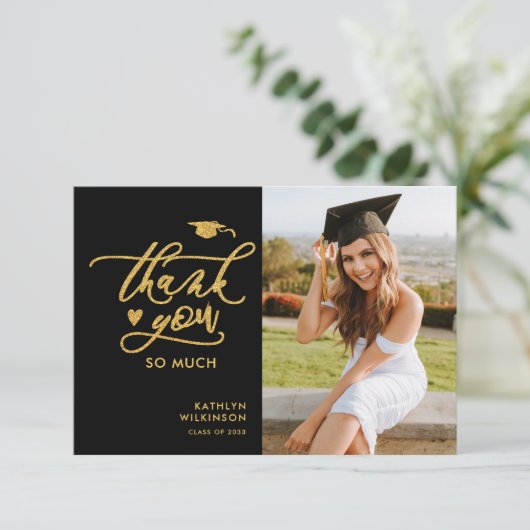 Invitation Merci de graduation Black Elegant Gold Script (Debout devant)