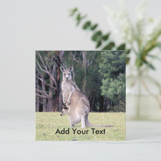 Invitation Mère Kangaroo avec bébé Joey dans sa poche (Debout devant)