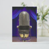 Invitation Microphone rétro et rideaux de scène (Debout devant)