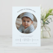 Invitation mignon photo minimale premier anniversaire pâle bl (Debout devant)