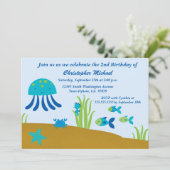 Invitation Mignon sous l'invitation de fête d'anniversaire du (Debout devant)