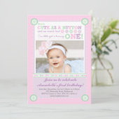 Invitation Mignonne comme un bouton (Pastels) Premier anniver (Debout devant)