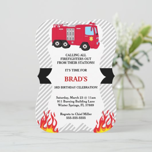 Invitation mignonne d'anniversaire de (Debout devant)