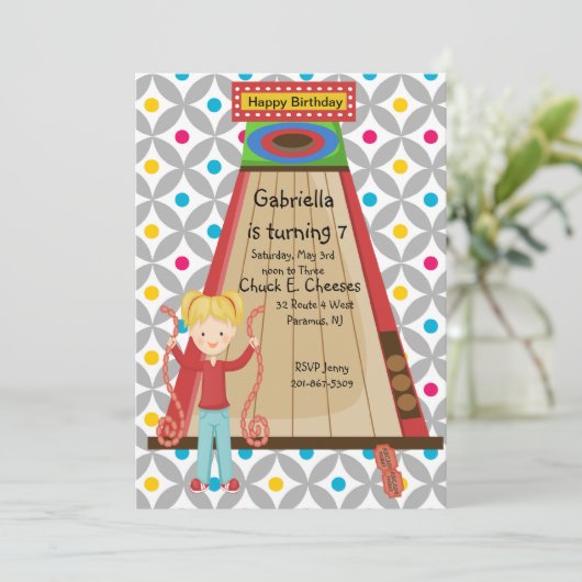 Invitation mignonne d'anniversaire de filles de (Debout devant)