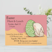 Invitation Mignonne lapin poussant l'oeuf vert de Pâques (Debout devant)