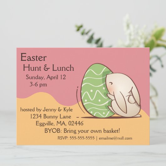 Invitation Mignonne lapin poussant l'oeuf vert de Pâques (Debout devant)