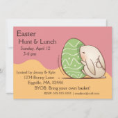 Invitation Mignonne lapin poussant l'oeuf vert de Pâques (Devant)