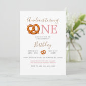 Invitation Mignonne rose Octoberfest Pretzel Tourne un Annive (Debout devant)