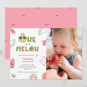 Invitation Mignonne un bébé fille dans un melon Photo Premier