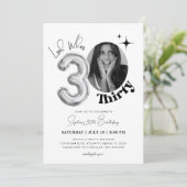 Invitation Mini 30ème anniversaire regarde dont trente photo (Debout devant)