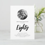 Invitation Mini script photo 80e anniversaire noir blanc (Debout devant)